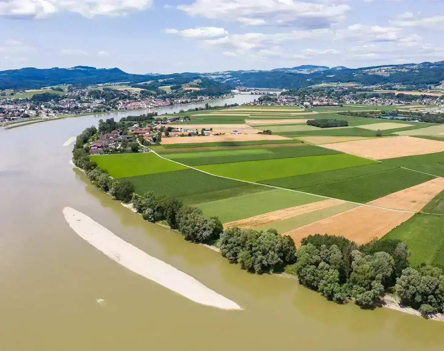 A view of the Ybbser Scheibe from above. The new gravel banks, which are intended to provide a new habitat for fish in particular, are clearly visible.