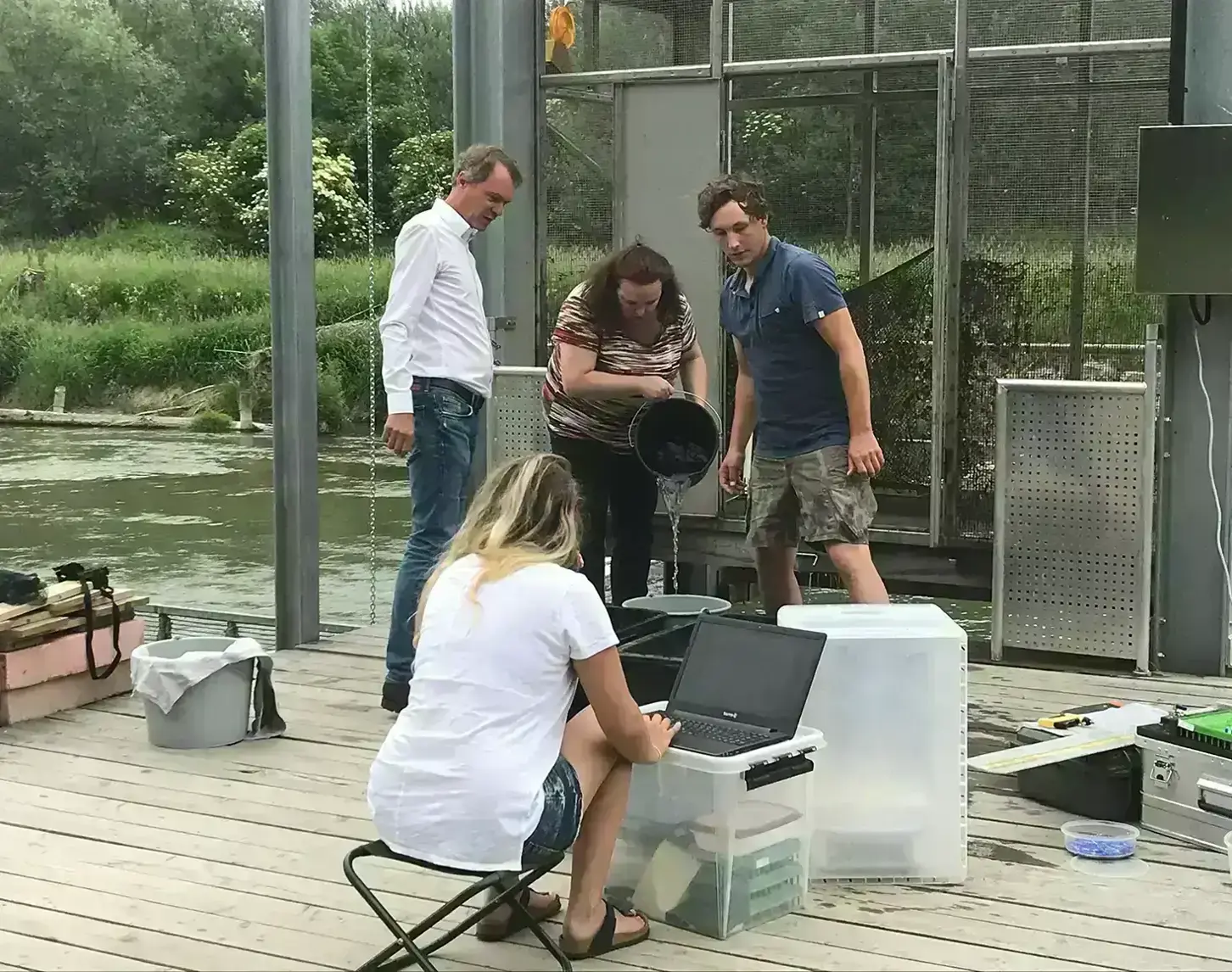 Einige engagierte Menschen führen bei der Fischwanderhilfe ein Fischmonitoring durch.