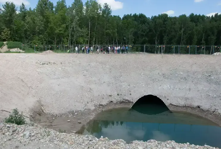 In summer 2017, numerous interested people visited the Greifenstein fish migration aid. They gathered directly in front of the drop height.