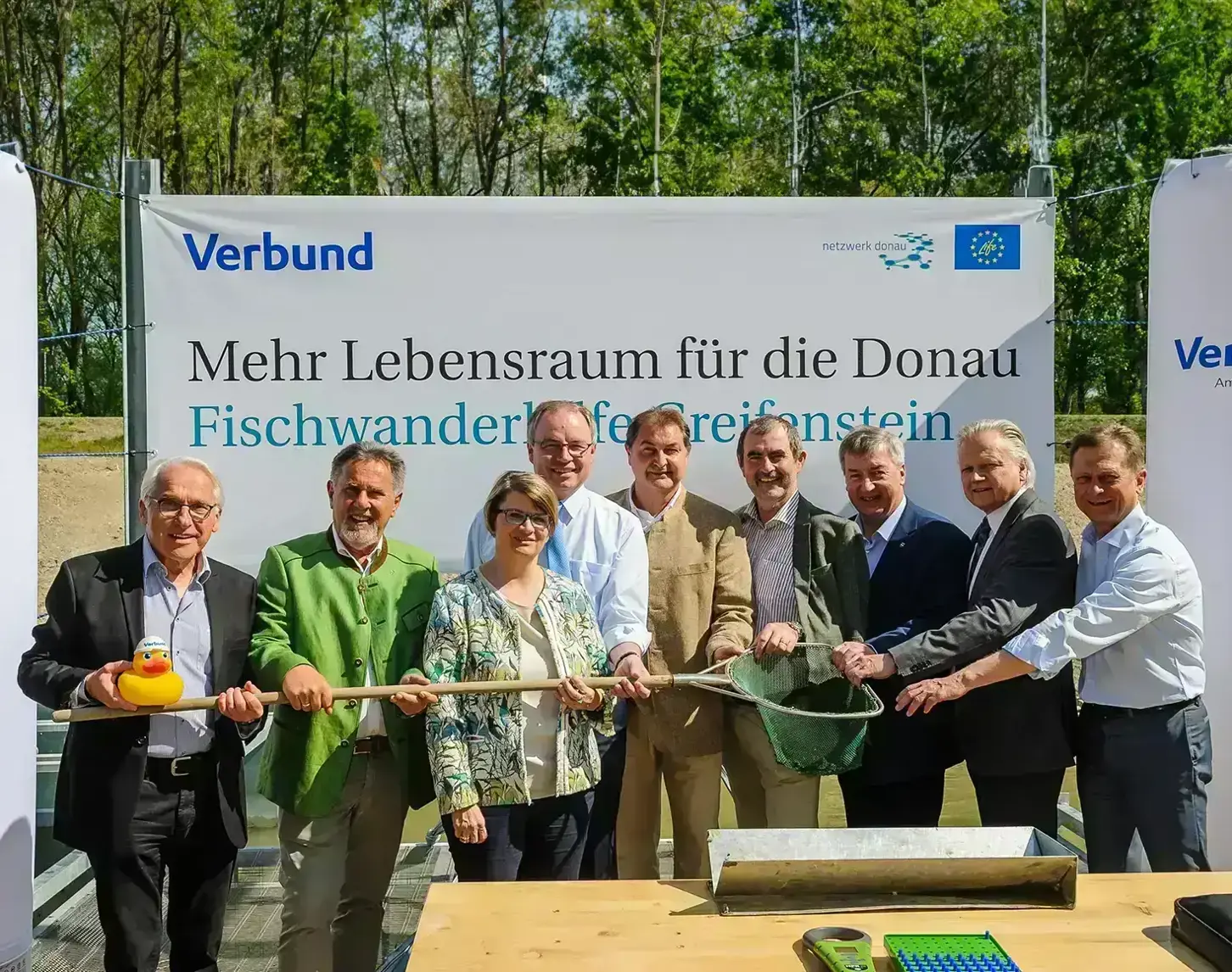 Die Eröffnung der Fischwanderhilfe Greifenstein wird gefeiert: Bürgermeister Maximilian Tietz (St.Andrä-Wördern), Karl Gravogl (Landesfischerverband NÖ), Bezirkshauptfrau Waltraud Müllner-Toifl (Korneuburg), LH-Strv. Stephan Pernkopf (Land Niederösterreich), GF Karl Heinz Gruber, VERBUND Hydro Power GmbH, Generalsekretär Josef Plank (BMNT), Bürgermeister Helmut Laab (Stockerau), VD Günther Rabensteiner (VERBUND AG), GF Michael Amerer (VERBUND Hydro Power GmbH).