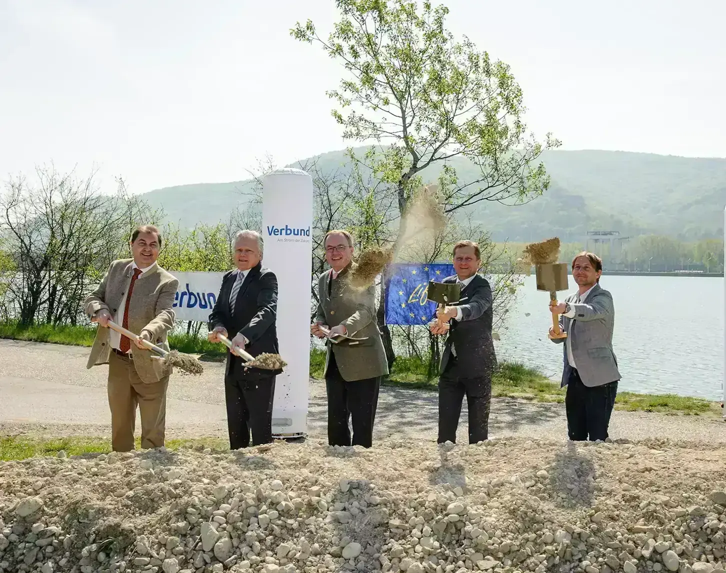 Spartenstich bei Greifenstein: Karl Heinz Gruber (VERBUND Hydro Power GmbH), Günther Rabensteiner (VERBUND AG), Landesrat Stephan Pernkopf (NÖ), Michael Amerer, (VERBUND Hydro Power GmbH) und Projektleiter David Oberlerchner starten das Projekt vor Ort.