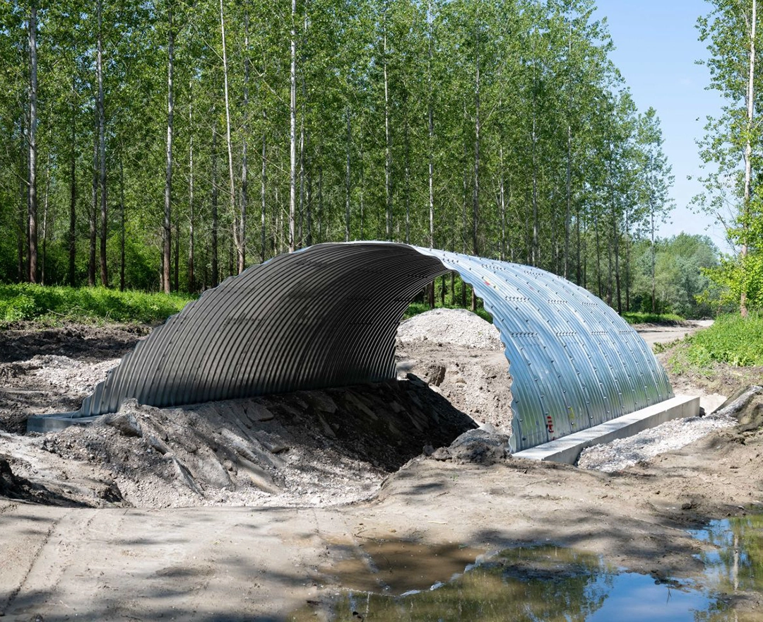 Das Bild zeigt eine Art Wellblechkonstruktion, die im Zuge der Vorarbeiten der Fischwanderhilfe Abwinden-Asten durchgeführt werden.