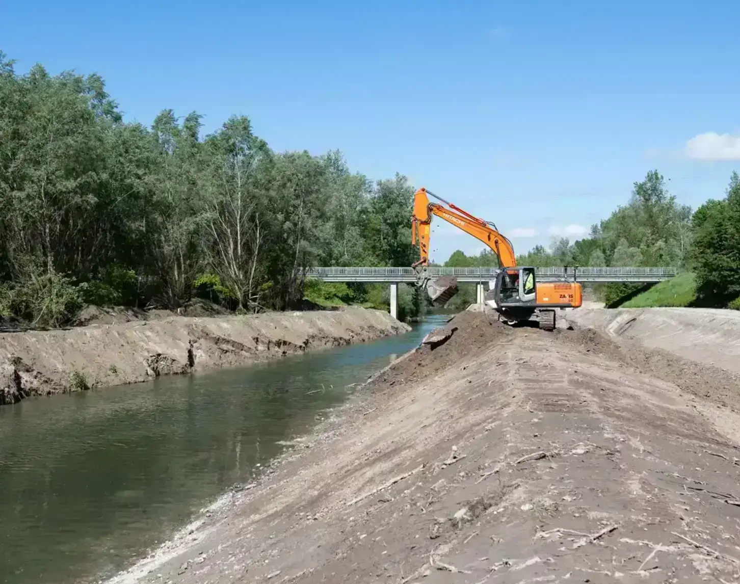 Ein Bagger ist im Zuge der Errichtung der Fischwanderhilfe Abwinden-Asten beim Fluss im Einsatz.