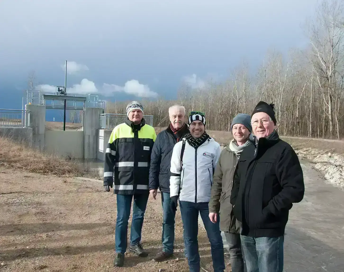 Die erste Flutung der Fischwanderhilfe Greifenstein wird gefeiert: Heinz Allmer (Leiter Donaukraftwerke), Franz Els, Dietmar Pfeiler, David Oberlerchner (Projektleiter Fischwanderhilfe Greifenstein), Karl Kronberger.