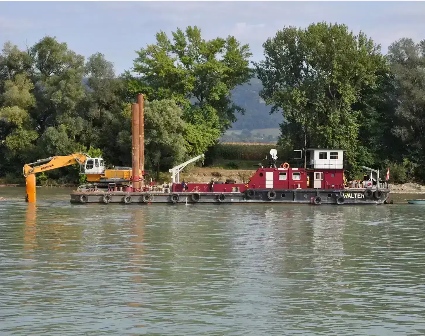 Die Baggerungen zwischen Melk und Ybbs haben begonnen. Auf großen Schiffen stehen Bagger und verrichten ihre Arbeit.