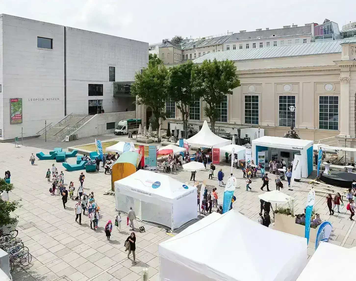 The picture shows the Danubeday in the Museumsquartier. Numerous young people are out and about at various stands, gathering information about the Danube habitat.