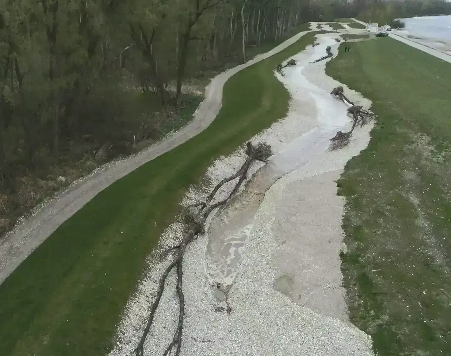 Flutung der Fischwanderhilfe Abwinden-Asten am 14. April 2020. Das Bild zeigt, wie sich das Wasser seinen Weg durch das Kiesbett bahnt.