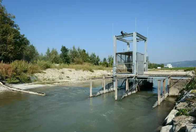 Die Fischwanderhilfe beim Kraftwerk Ottensheim-Wilhering thront vor einen herrlich blauen Himmel.