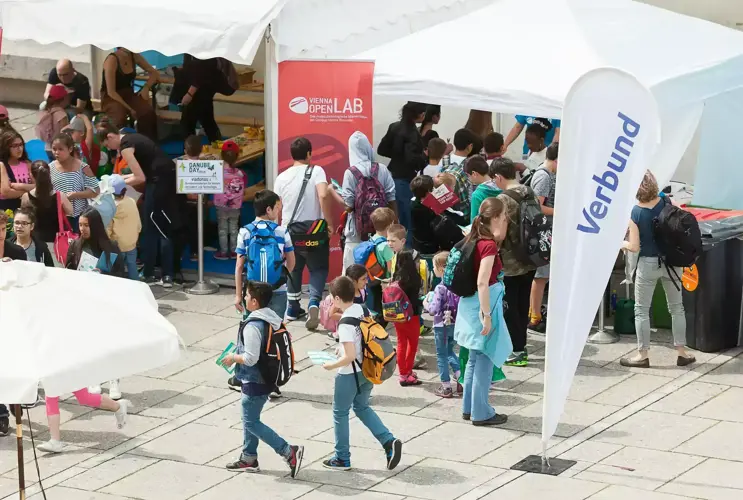 The picture shows the Danubeday in the Museumsquartier. Numerous young people are out and about at various stands, gathering information about the Danube habitat.